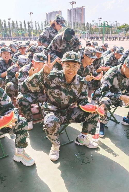 军训吃瓜视频哪里看,揭秘军营生活趣味瞬间