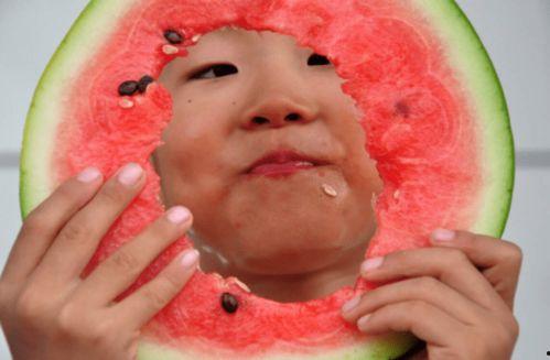 宝宝在线吃瓜视频,萌态十足，萌娃吃瓜视频走红网络