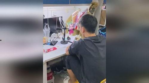 宿舍男吃瓜视频,揭秘校园生活趣味瞬间