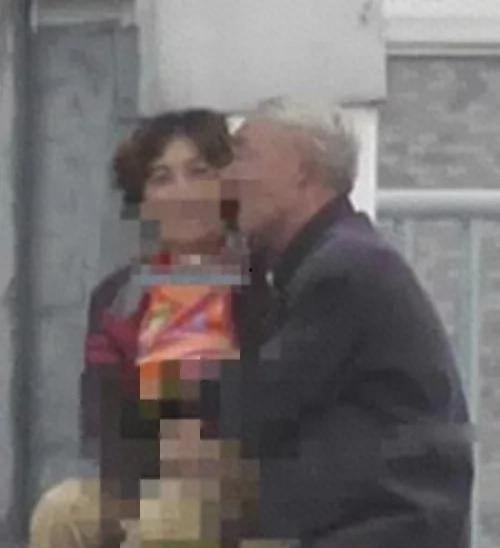 云南大爷大妈吃瓜现场视频,欢乐氛围感染众人